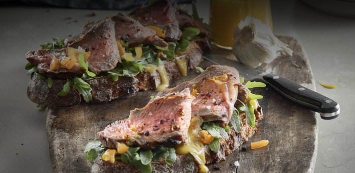 Селски хляб с говежди стек на грил